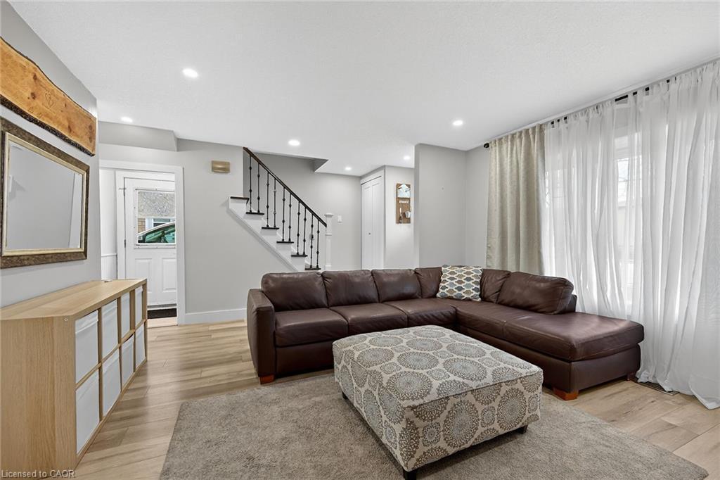 1091 Upper Wellington Street, Hamilton, ON - Indoor Photo Showing Living Room