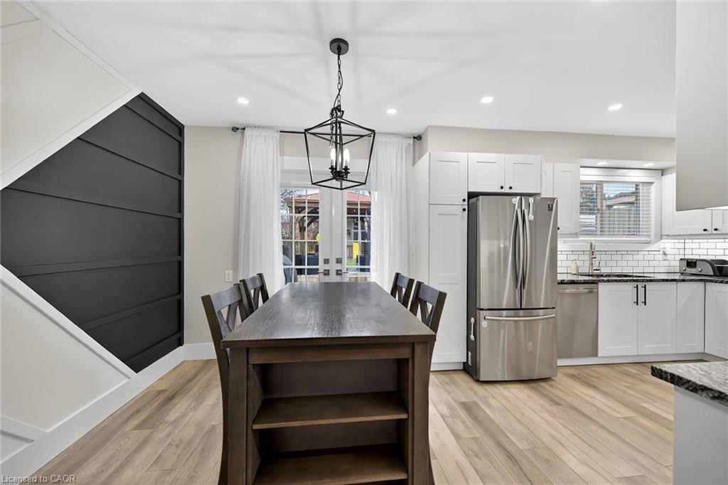 1091 Upper Wellington Street, Hamilton, ON - Indoor Photo Showing Kitchen With Upgraded Kitchen