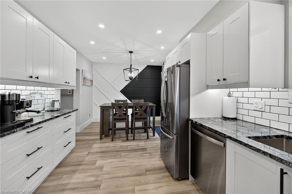 1091 Upper Wellington Street, Hamilton, ON - Indoor Photo Showing Kitchen With Upgraded Kitchen