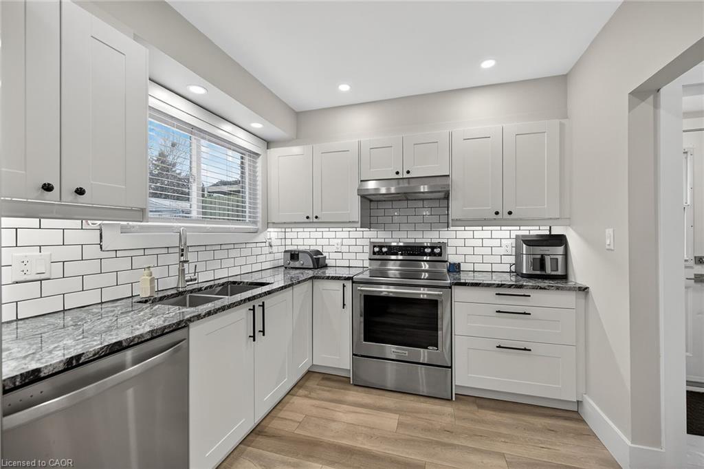 1091 Upper Wellington Street, Hamilton, ON - Indoor Photo Showing Kitchen With Double Sink With Upgraded Kitchen