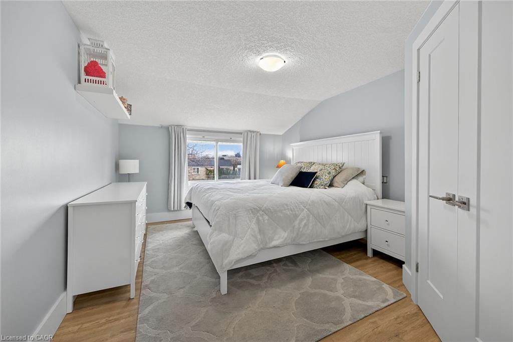 1091 Upper Wellington Street, Hamilton, ON - Indoor Photo Showing Bedroom