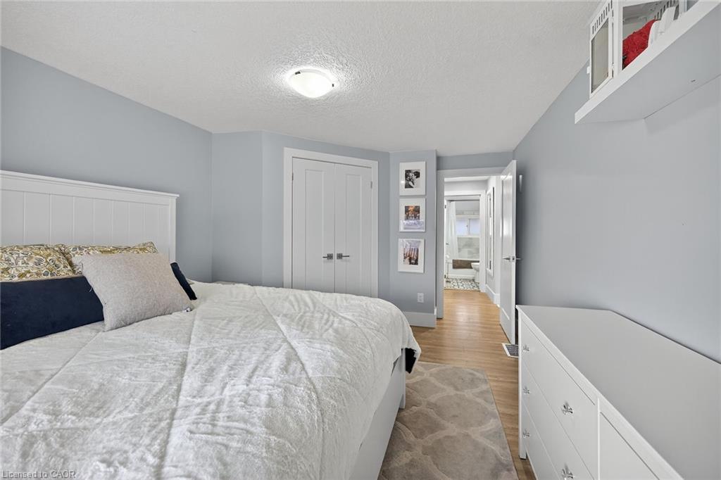 1091 Upper Wellington Street, Hamilton, ON - Indoor Photo Showing Bedroom