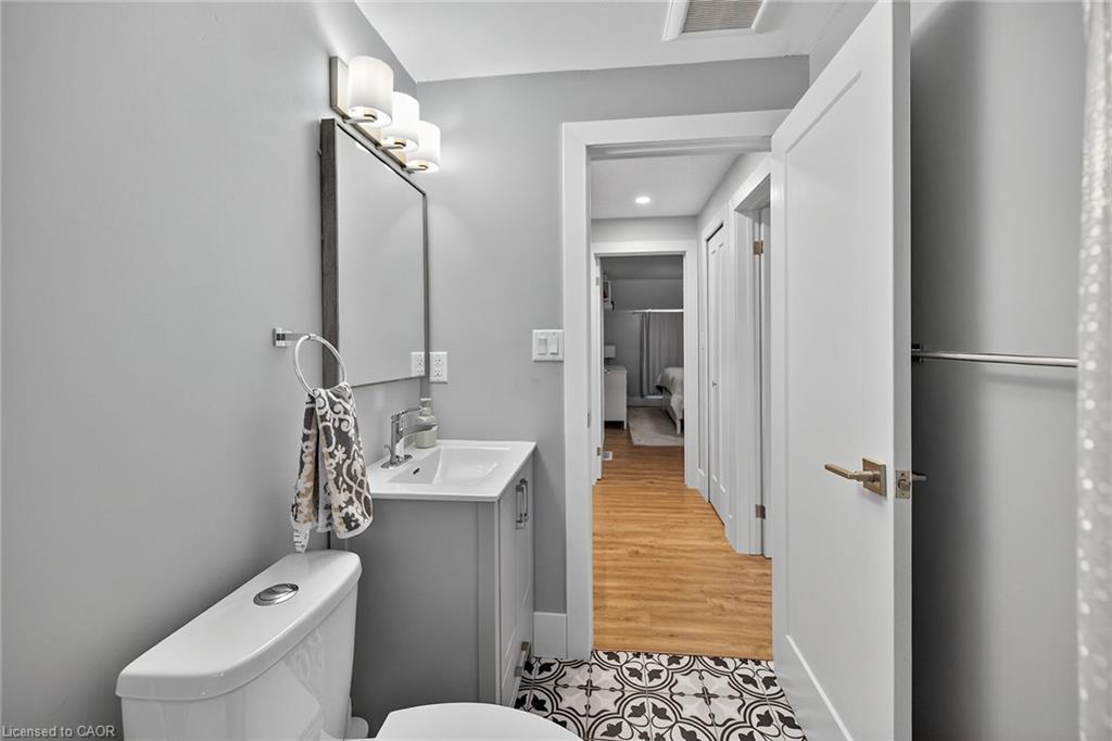 1091 Upper Wellington Street, Hamilton, ON - Indoor Photo Showing Bathroom