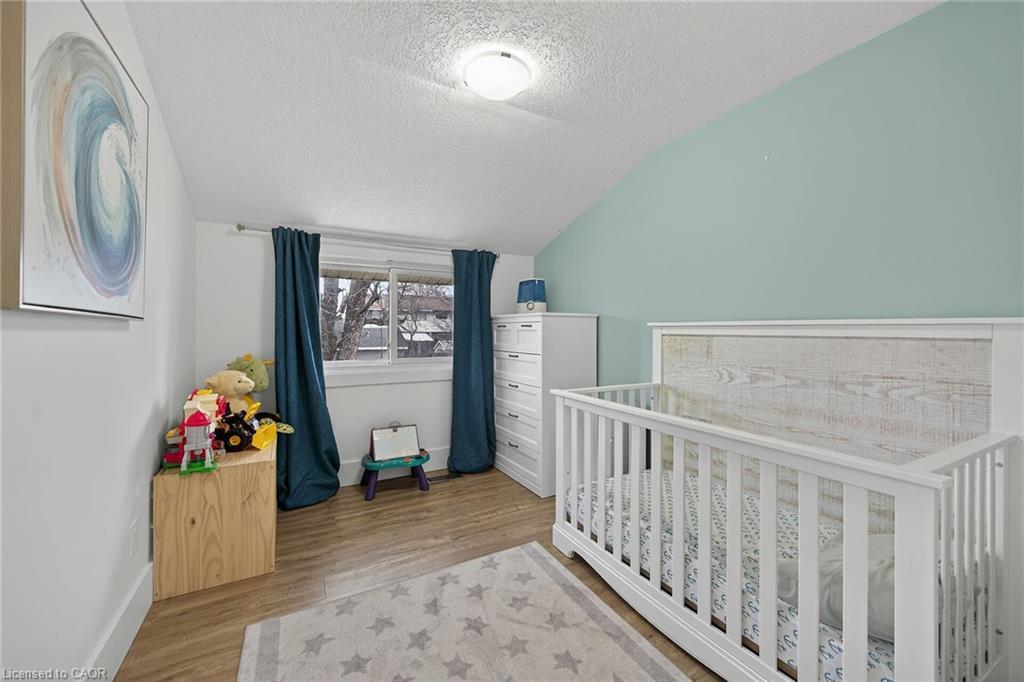 1091 Upper Wellington Street, Hamilton, ON - Indoor Photo Showing Bedroom