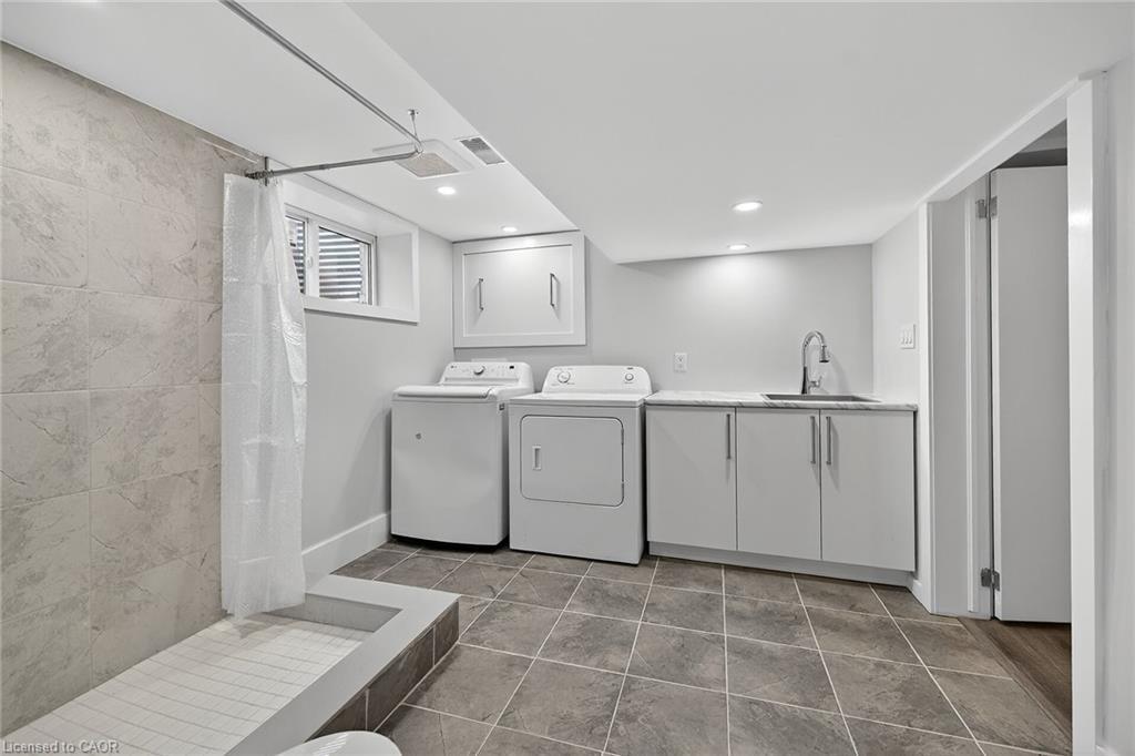 1091 Upper Wellington Street, Hamilton, ON - Indoor Photo Showing Laundry Room