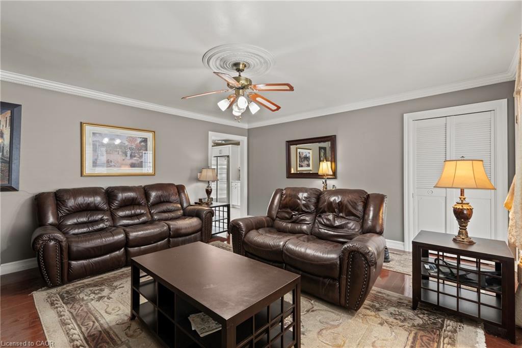 35 Chantler Road, Welland, ON - Indoor Photo Showing Living Room