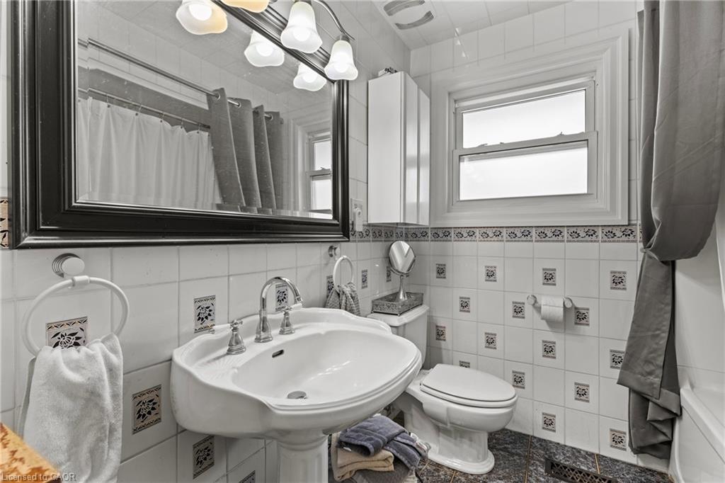 35 Chantler Road, Welland, ON - Indoor Photo Showing Bathroom