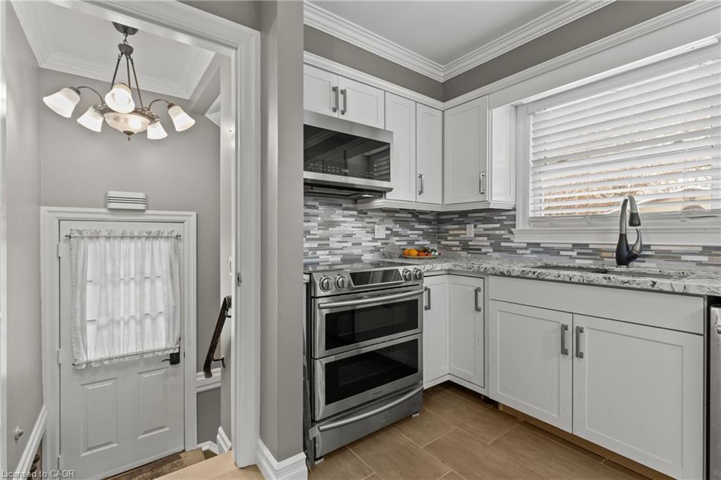 35 Chantler Road, Welland, ON - Indoor Photo Showing Kitchen With Upgraded Kitchen