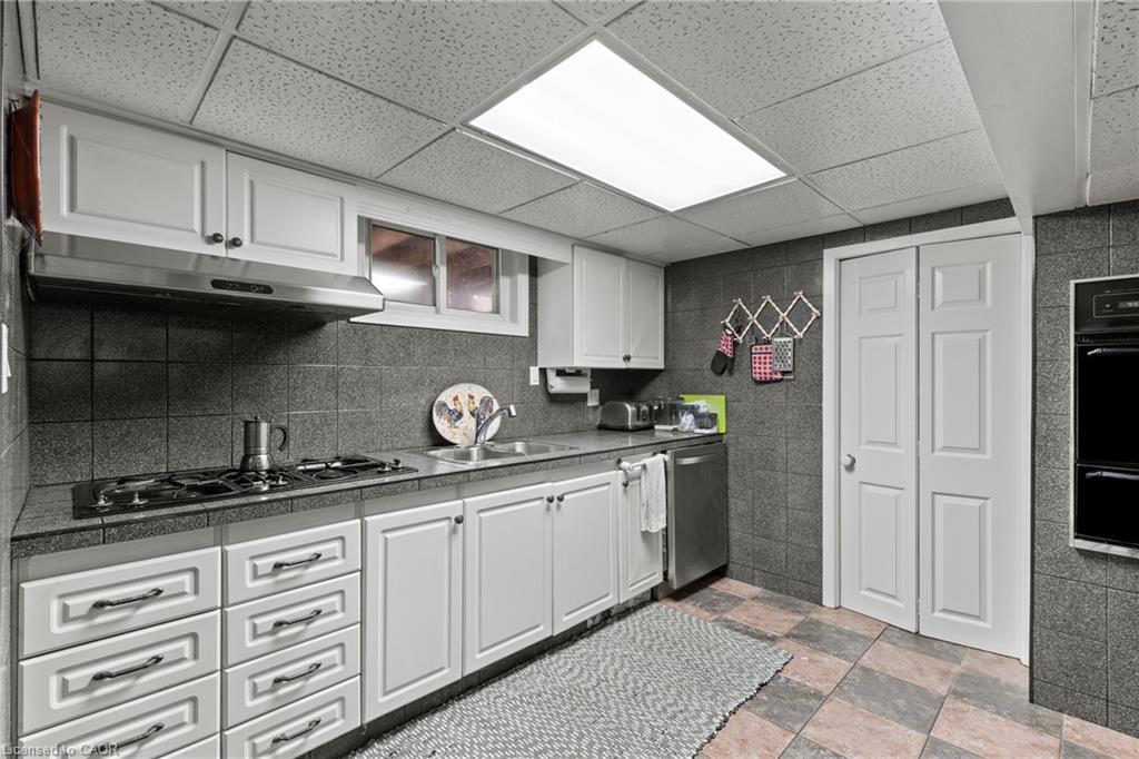 35 Chantler Road, Welland, ON - Indoor Photo Showing Kitchen With Double Sink