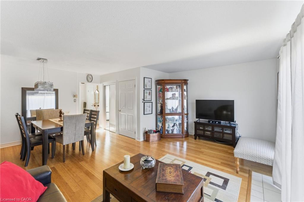 21-2107 Marine Drive, Oakville, ON - Indoor Photo Showing Living Room