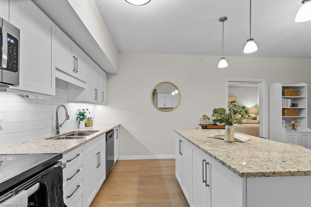 110-778 Laurelwood Drive, Waterloo, ON - Indoor Photo Showing Kitchen With Double Sink With Upgraded Kitchen