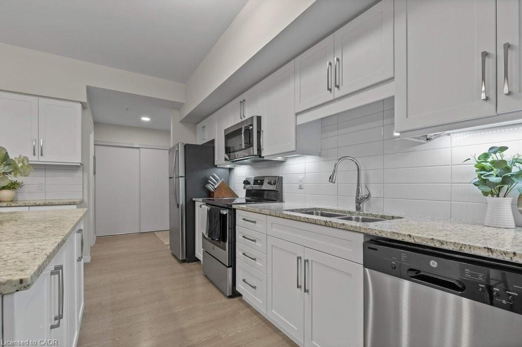 110-778 Laurelwood Drive, Waterloo, ON - Indoor Photo Showing Kitchen With Double Sink