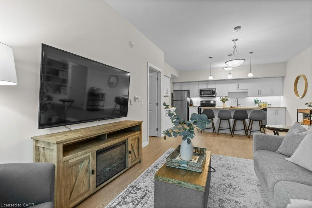 110-778 Laurelwood Drive, Waterloo, ON - Indoor Photo Showing Living Room