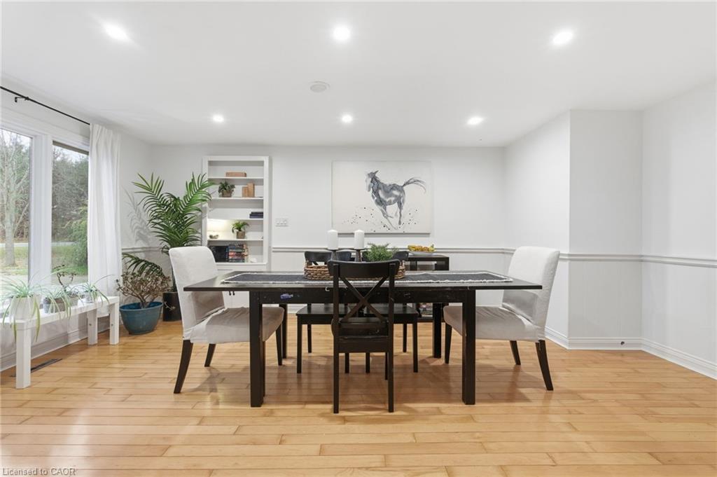 945 Regional Road 97, Puslinch, ON - Indoor Photo Showing Dining Room