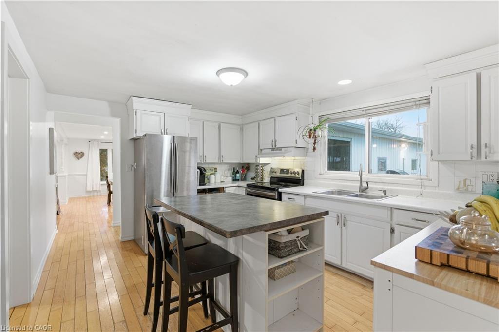 945 Regional Road 97, Puslinch, ON - Indoor Photo Showing Kitchen