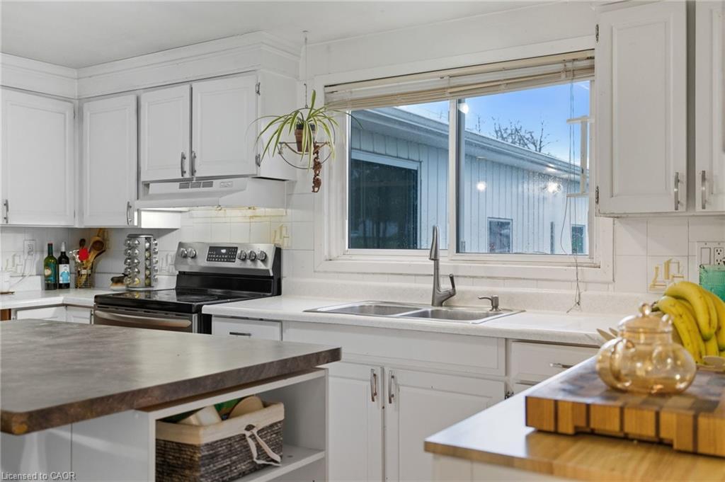 945 Regional Road 97, Puslinch, ON - Indoor Photo Showing Kitchen With Double Sink