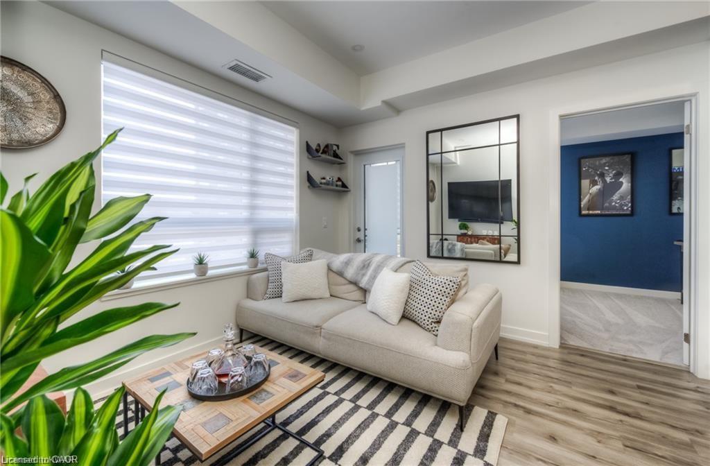 217-251 Northfield Drive E, Waterloo, ON - Indoor Photo Showing Living Room