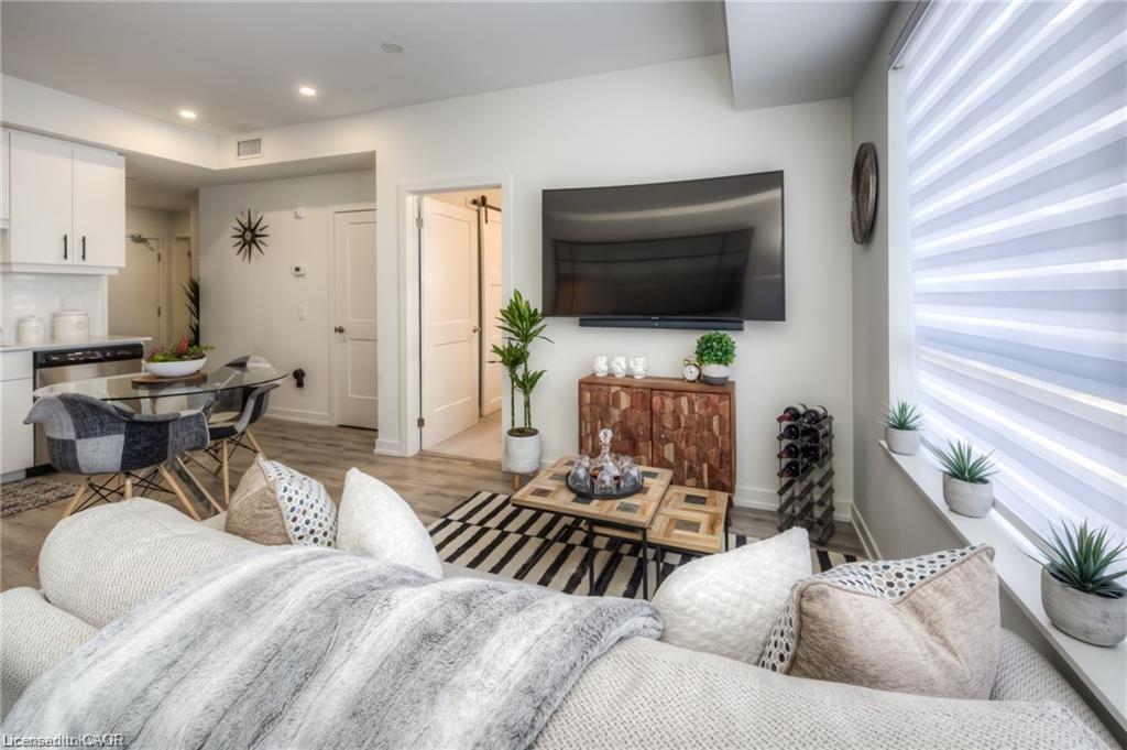 217-251 Northfield Drive E, Waterloo, ON - Indoor Photo Showing Living Room