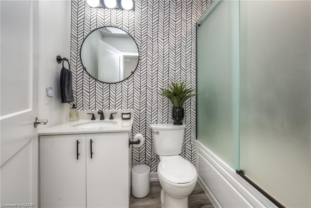 217-251 Northfield Drive E, Waterloo, ON - Indoor Photo Showing Bathroom