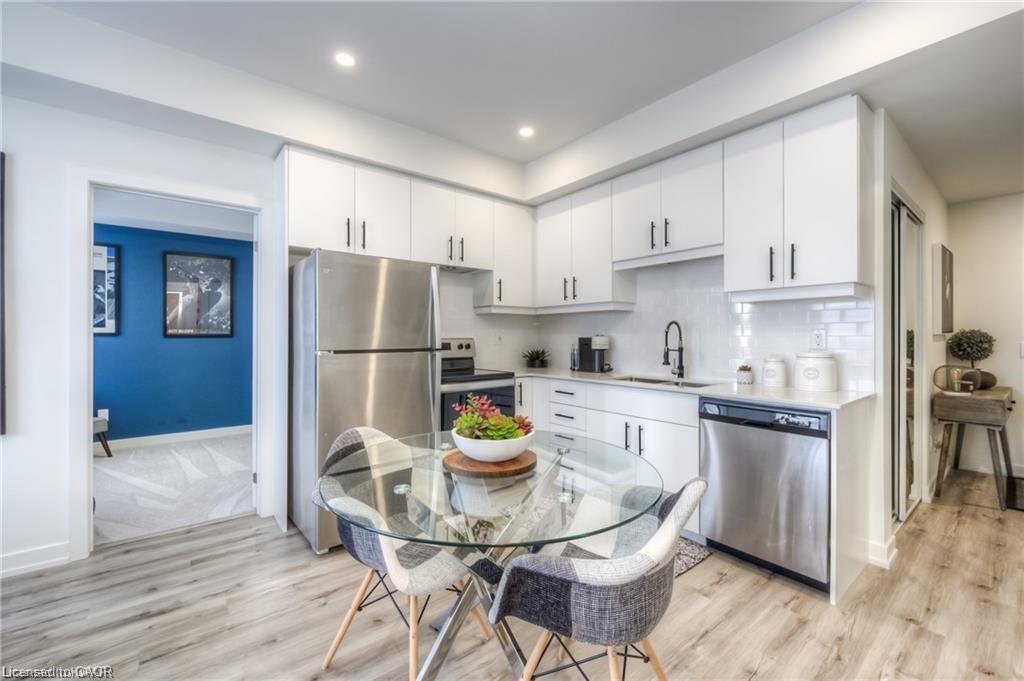 217-251 Northfield Drive E, Waterloo, ON - Indoor Photo Showing Kitchen