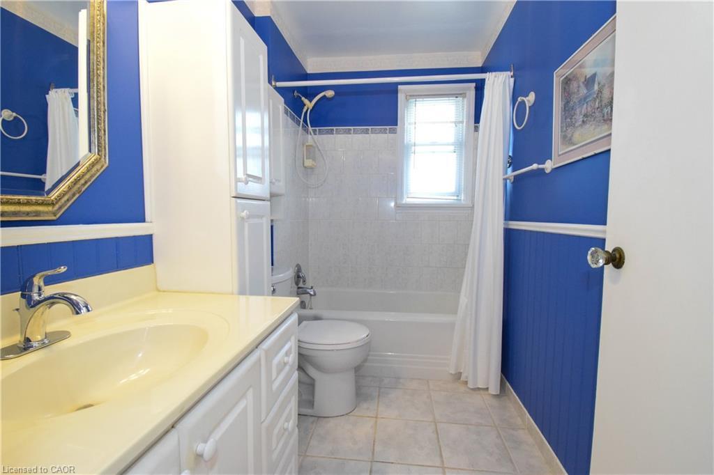 272 Carlton Street, St. Catharines, ON - Indoor Photo Showing Bathroom