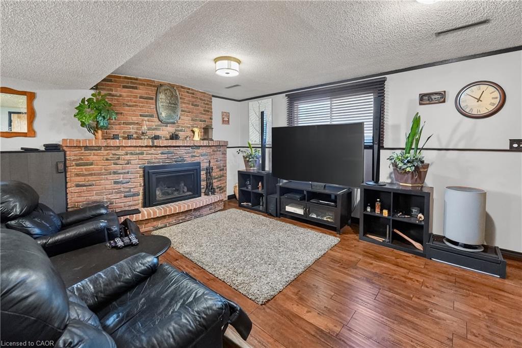 6186 Delta Drive, Niagara Falls, ON - Indoor Photo Showing Living Room With Fireplace