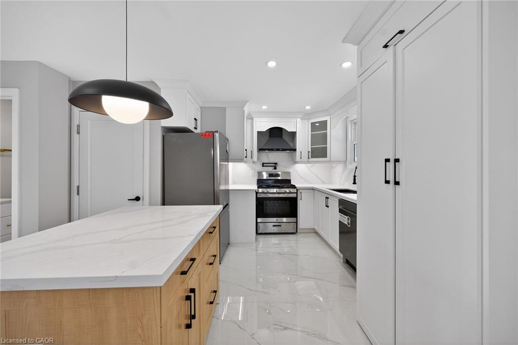 84 Blanmora Drive, Hamilton, ON - Indoor Photo Showing Kitchen With Upgraded Kitchen