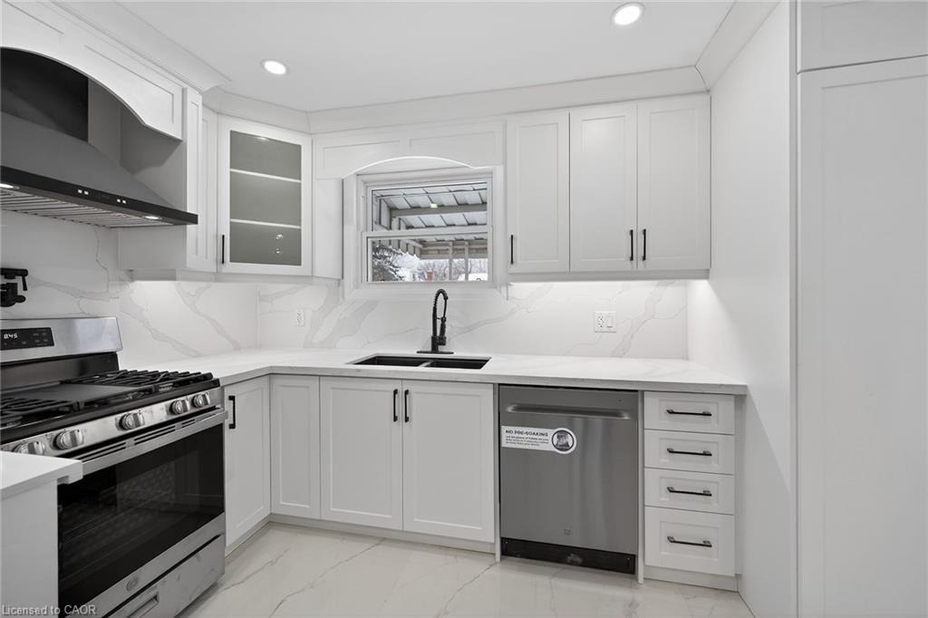 84 Blanmora Drive, Hamilton, ON - Indoor Photo Showing Kitchen With Upgraded Kitchen