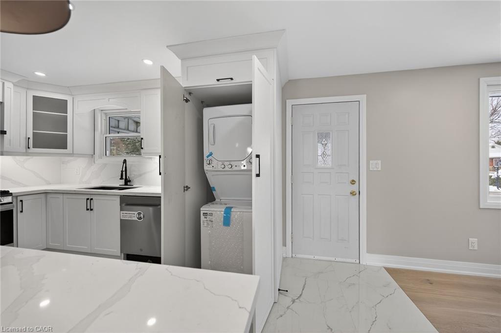 84 Blanmora Drive, Hamilton, ON - Indoor Photo Showing Kitchen