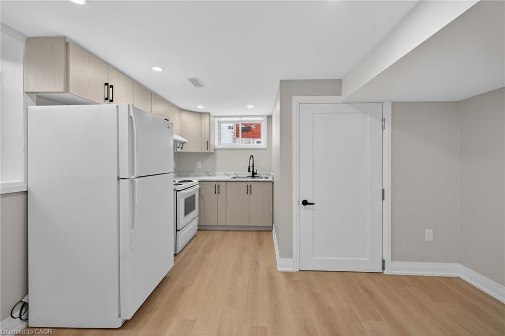 84 Blanmora Drive, Hamilton, ON - Indoor Photo Showing Kitchen