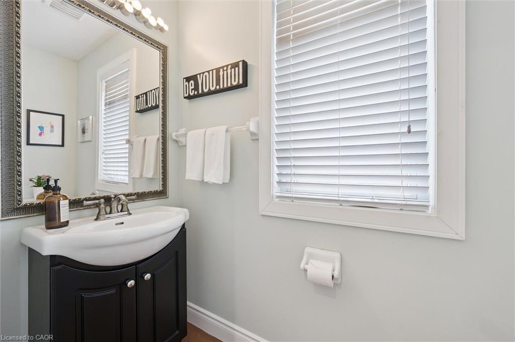 442 Chesapeake Drive, Waterloo, ON - Indoor Photo Showing Bathroom