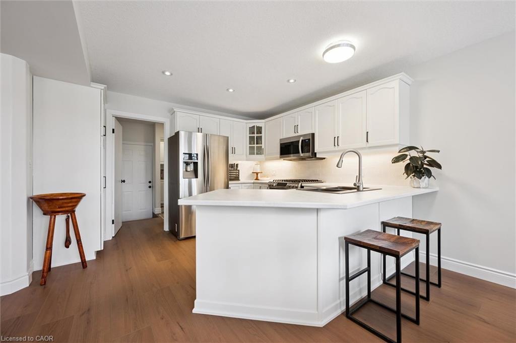 442 Chesapeake Drive, Waterloo, ON - Indoor Photo Showing Kitchen With Upgraded Kitchen