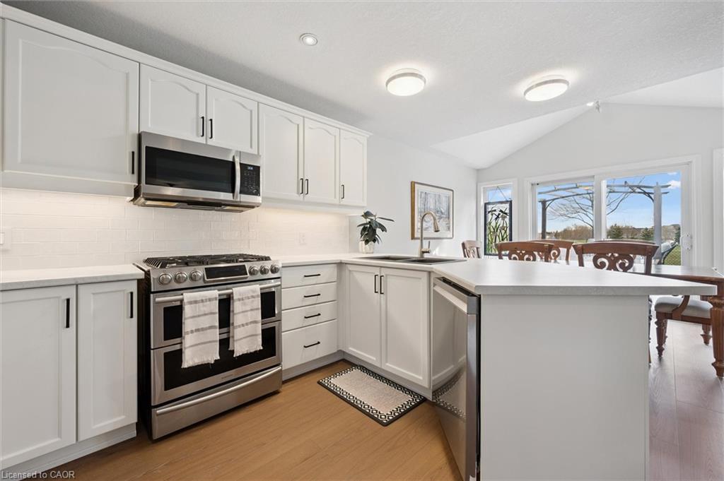 442 Chesapeake Drive, Waterloo, ON - Indoor Photo Showing Kitchen With Upgraded Kitchen