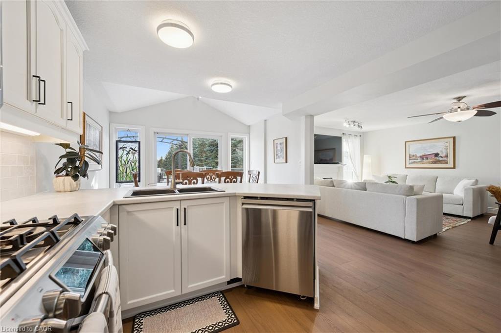 442 Chesapeake Drive, Waterloo, ON - Indoor Photo Showing Kitchen