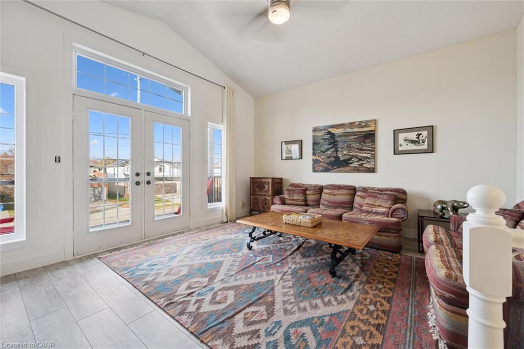 442 Chesapeake Drive, Waterloo, ON - Indoor Photo Showing Living Room