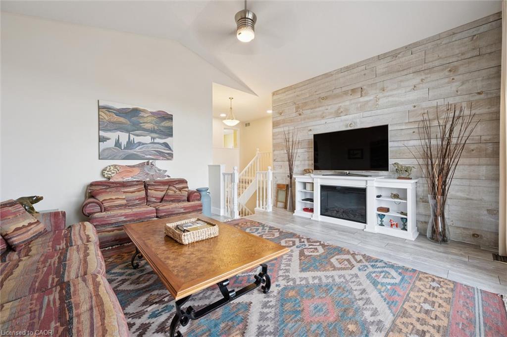 442 Chesapeake Drive, Waterloo, ON - Indoor Photo Showing Living Room