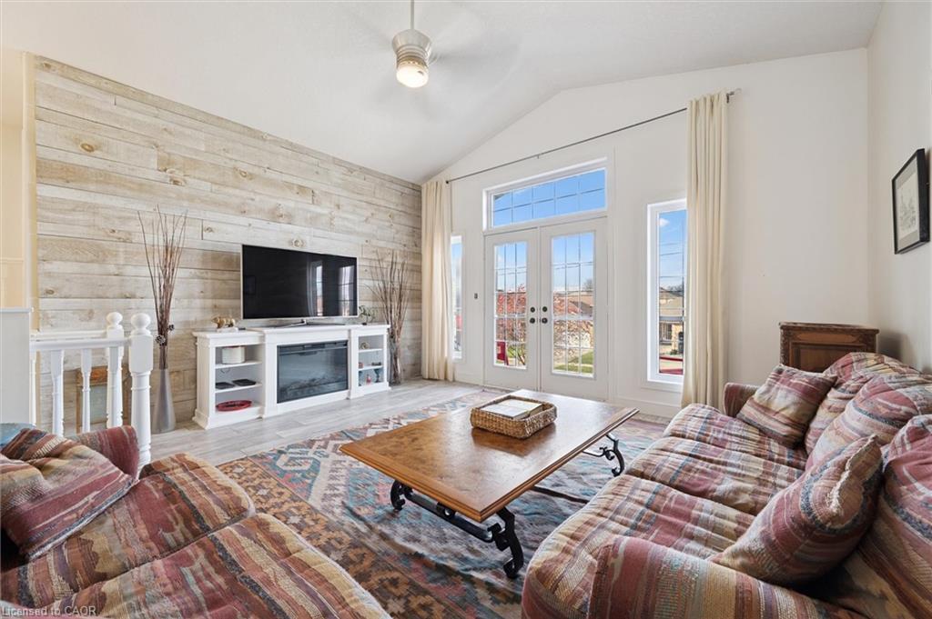 442 Chesapeake Drive, Waterloo, ON - Indoor Photo Showing Living Room
