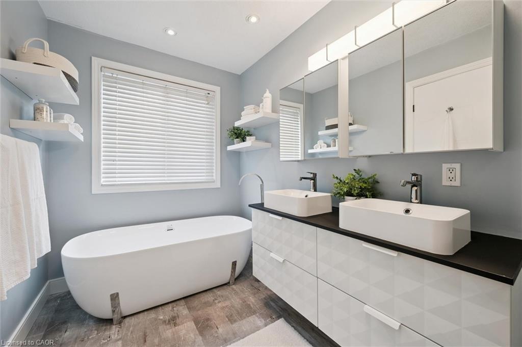 442 Chesapeake Drive, Waterloo, ON - Indoor Photo Showing Bathroom