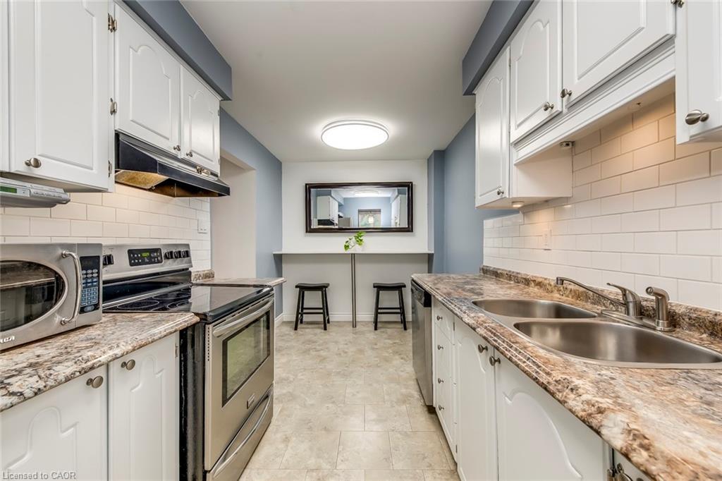 14-1548 Newlands Crescent, Burlington, ON - Indoor Photo Showing Kitchen With Double Sink
