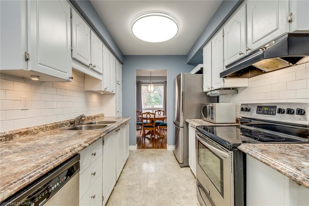 14-1548 Newlands Crescent, Burlington, ON - Indoor Photo Showing Kitchen With Double Sink
