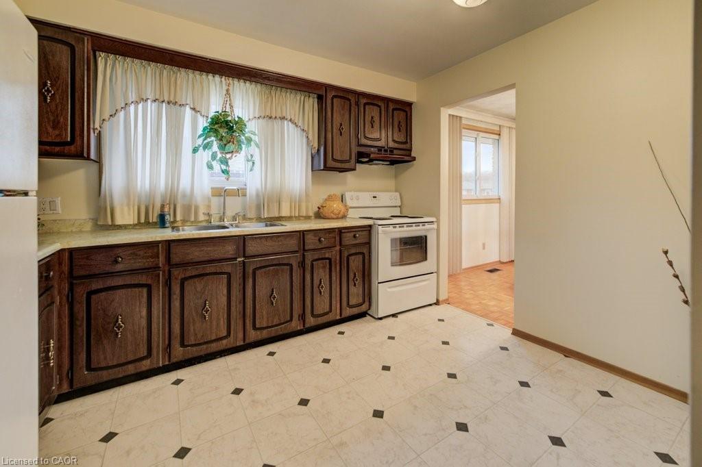 131 Thunderbird Drive, Cambridge, ON - Indoor Photo Showing Kitchen