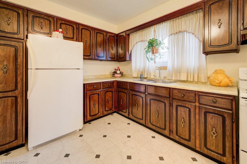131 Thunderbird Drive, Cambridge, ON - Indoor Photo Showing Kitchen With Double Sink