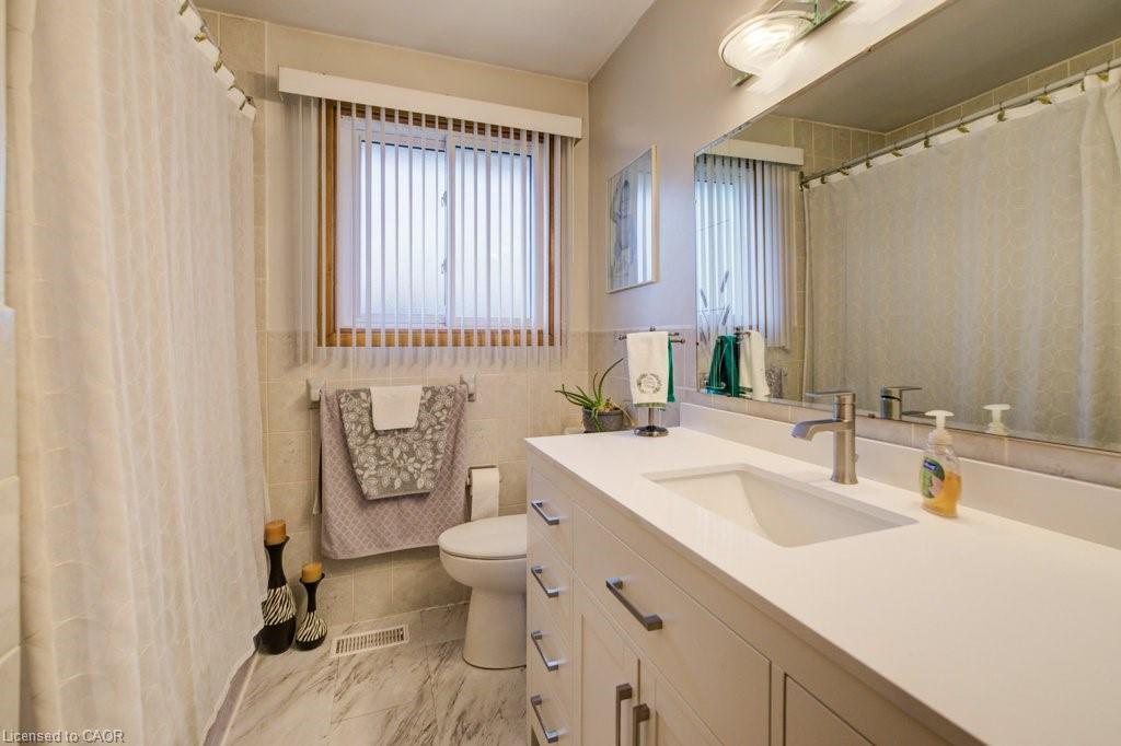 131 Thunderbird Drive, Cambridge, ON - Indoor Photo Showing Bathroom