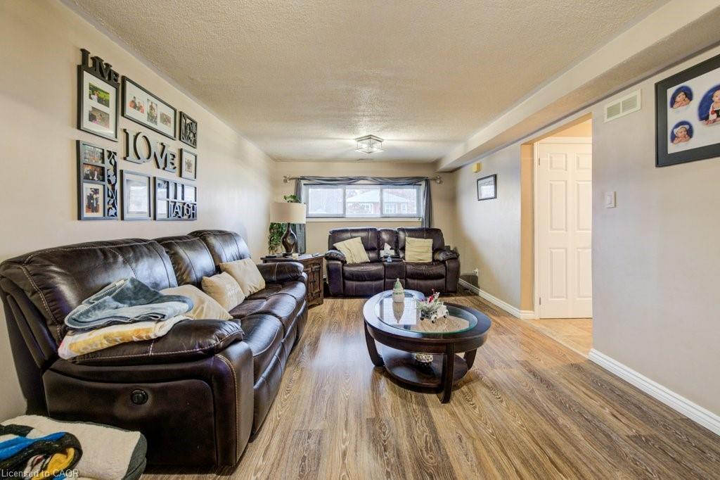131 Thunderbird Drive, Cambridge, ON - Indoor Photo Showing Living Room