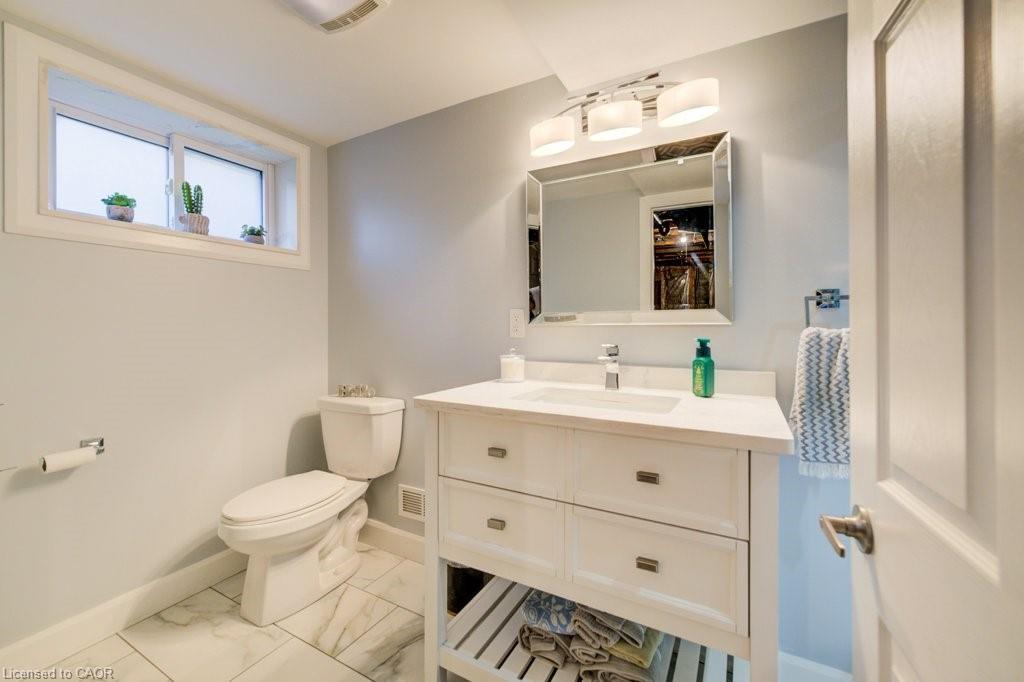 131 Thunderbird Drive, Cambridge, ON - Indoor Photo Showing Bathroom