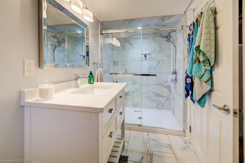 131 Thunderbird Drive, Cambridge, ON - Indoor Photo Showing Bathroom