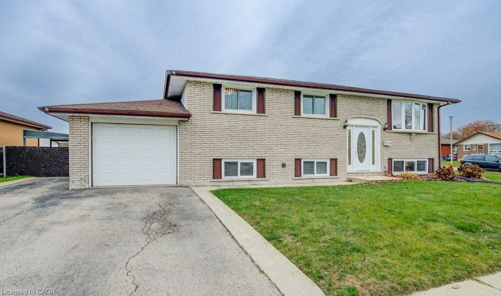 131 Thunderbird Drive, Cambridge, ON - Outdoor With Facade