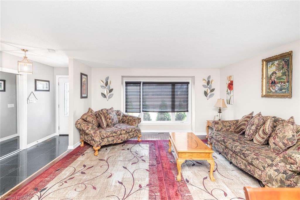 91 Thorburn Street S, Cayuga, ON - Indoor Photo Showing Living Room