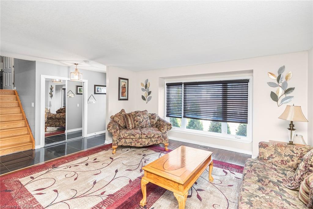 91 Thorburn Street S, Cayuga, ON - Indoor Photo Showing Living Room