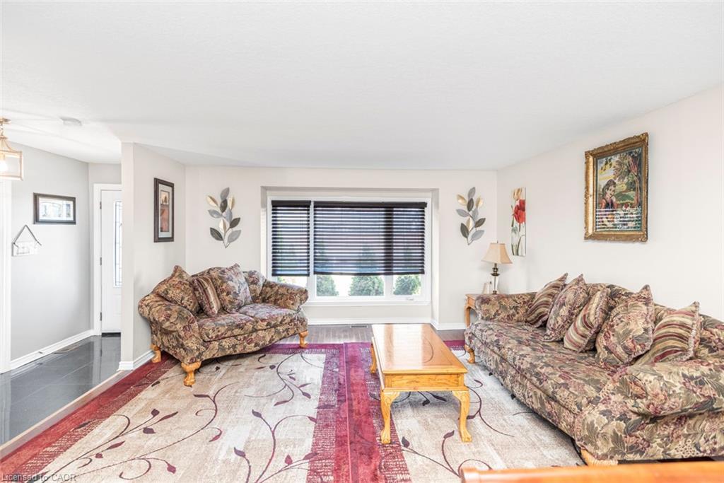 91 Thorburn Street S, Cayuga, ON - Indoor Photo Showing Living Room